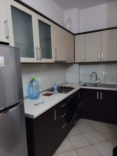Tirane, jepet me qera apartament 1+1 Kati 3, 50 m² 40.000 Leke (rruga Vace Zela)