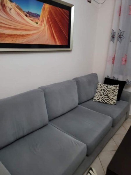 Tirane, jepet me qera apartament 1+1 Kati 3, 50 m² 40.000 Leke (rruga Vace Zela)
