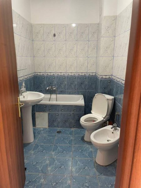 Tirane, jepet me qera apartament 2+1+BLK Kati 9, 100 m² 45.000 Leke (Rruga Tish Daija)