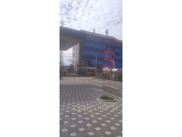 Tirane, jepet me qera ambjent biznesi 1.500 Euro (laknas)