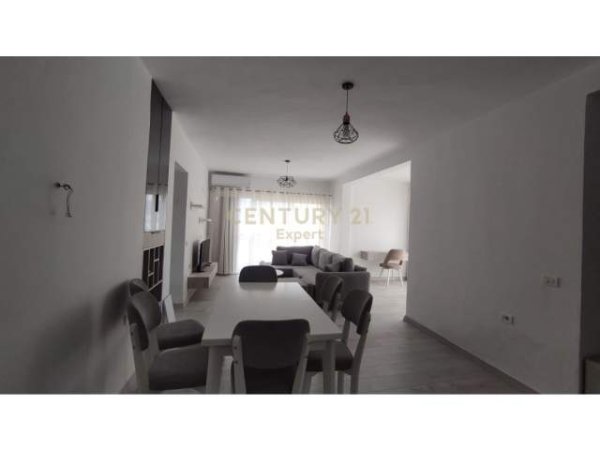 Tirane, jepet me qera apartament  (fusha e aviacionit)