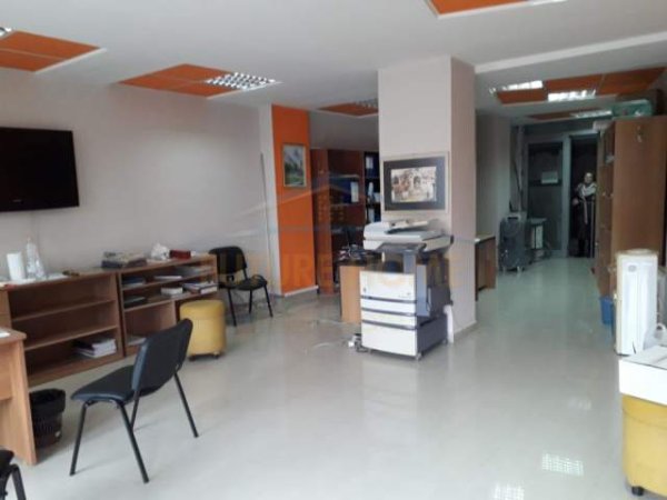 Tirane, jepet me qera ambjent biznesi Kati 2, 67 m² 600 Euro (Pazari i Ri)