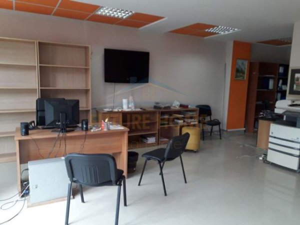 Tirane, jepet me qera ambjent biznesi Kati 2, 67 m² 600 Euro (Pazari i Ri)