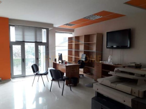 Tirane, jepet me qera ambjent biznesi Kati 2, 67 m² 600 Euro (Pazari i Ri)