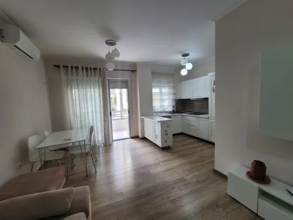 Tirane, jepet me qera apartament 2+1+Ballkon Kati 4, 119 m² 650 € (Liqeni i thate)