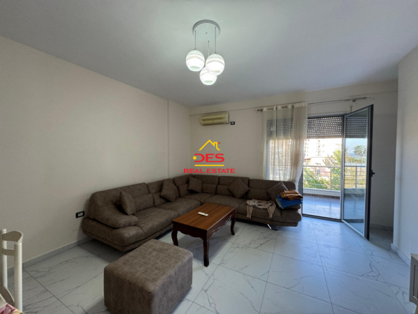 Vlore, jepet me qera apartament 1+1+Ballkon Kati 3, 70 m² 400 € (Rruga Çamëria)