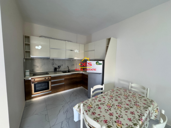 Vlore, jepet me qera apartament 1+1+Ballkon Kati 3, 70 m² 400 € (Rruga Çamëria)