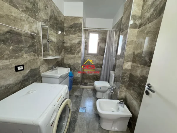 Vlore, jepet me qera apartament 1+1+Ballkon Kati 3, 70 m² 350 € (Rruga Çamëria)