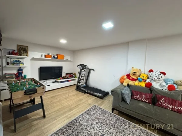 Tirane, shes Vile Me Pishine, 596 m² 1.300.000 € (Mjull - Bathore)