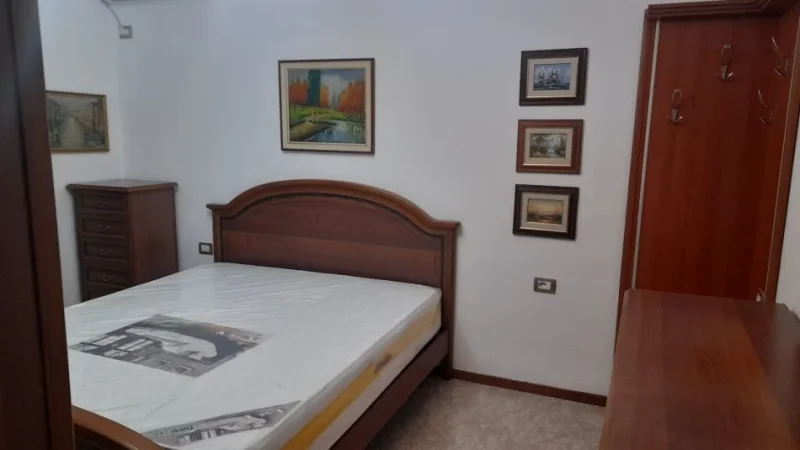 Tirane, jepet me qera apartament 2+1+Aneks+Ballkon Kati 3, 70 m² (Te Medreseja, perballe shkolles Misto Mame)