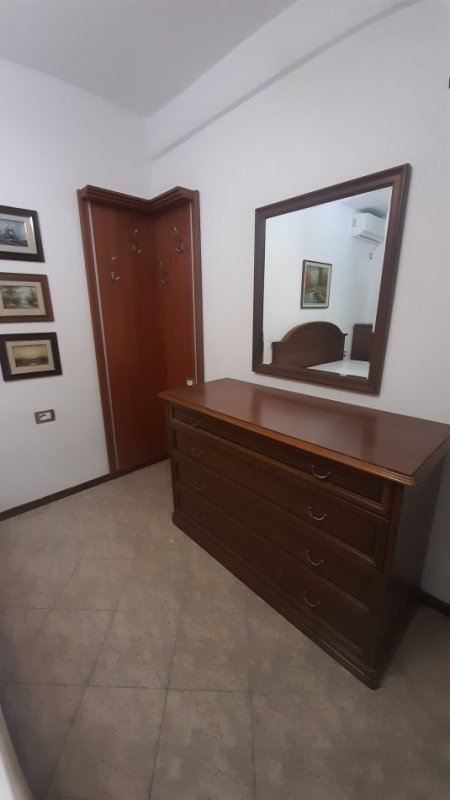 Tirane, jepet me qera apartament 2+1+Aneks+Ballkon Kati 3, 70 m² (Te Medreseja, perballe shkolles Misto Mame)