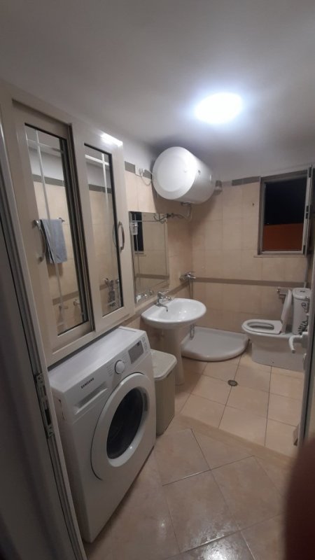 Tirane, jepet me qera apartament 2+1+Aneks+Ballkon Kati 3, 70 m² (Te Medreseja, perballe shkolles Misto Mame)