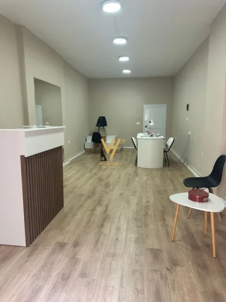 Tirane, jepet me qera dyqan Kati 0, 40 m² 500 € (SHESHI WILSON)