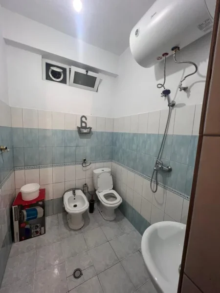 Tirane, jepet me qera Vile Kati 0, 70 m² 300 € (rrethrrotullimi shkozes)