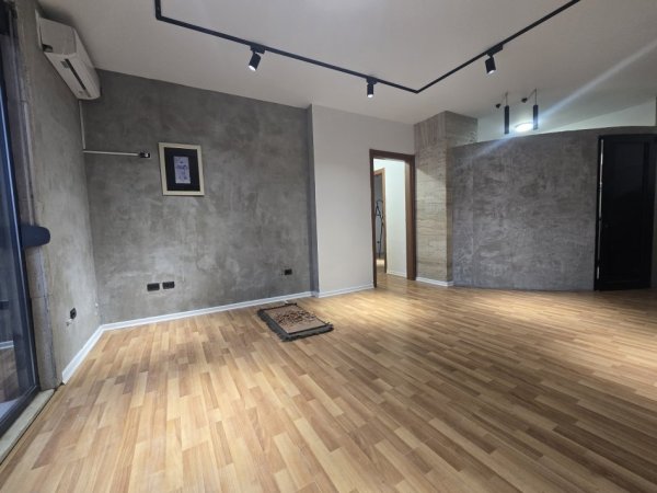 Tirane, jepet me qera zyre Kati 4, 95 m² 800 € (Komuna e Parisit)