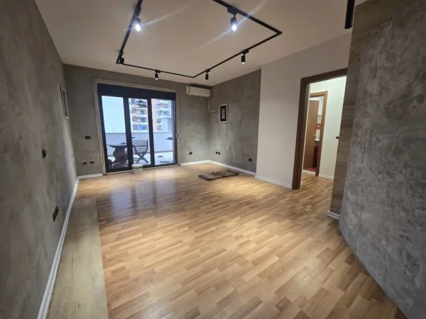 Tirane, jepet me qera zyre Kati 4, 95 m² 800 € (Komuna e Parisit)