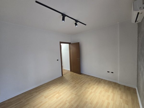 Tirane, jepet me qera zyre Kati 4, 95 m² 800 € (Komuna e Parisit)