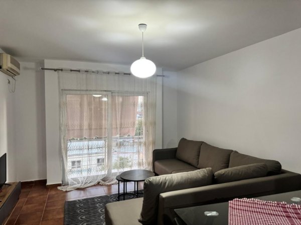 Tirane, jepet me qera apartament 1+1+Ballkon Kati 5, 65 m² 450 € (Rruga Gjergj Legisi)