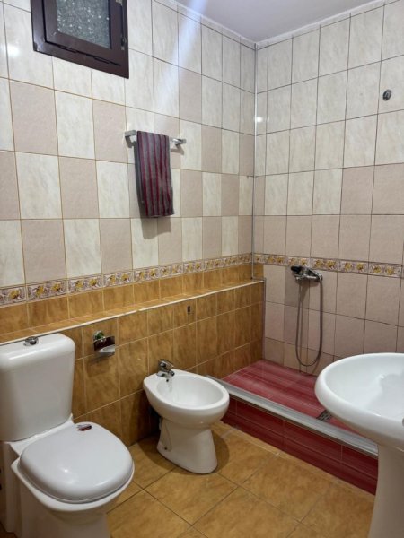 Tirane, jepet me qera apartament 1+1+Ballkon Kati 5, 65 m² 450 € (Rruga Gjergj Legisi)