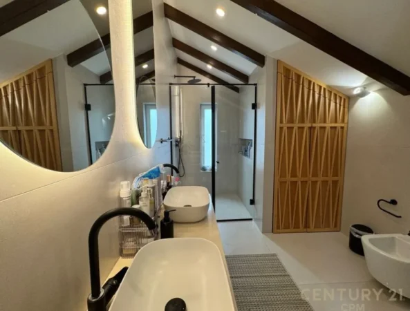 Tirane, shitet 5+1+Aneks+Ballkon Kati 4, 596 m² 1.300.000 € (Qendra Tregtare Teg)