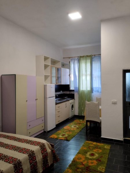 Tirane, jepet me qera apartament Kati 0, 50 m² 200 € (shkoze)
