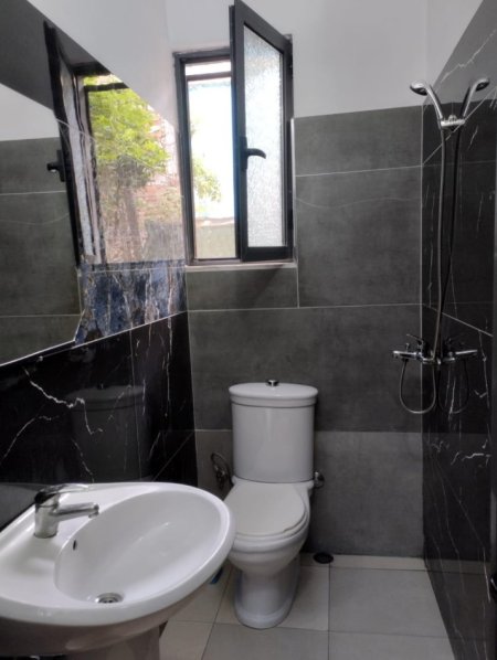 Tirane, jepet me qera apartament Kati 0, 50 m² 200 € (shkoze)