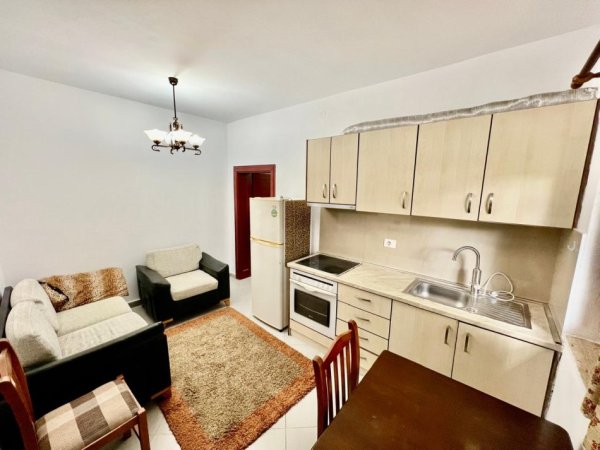 Tirane, jepet me qera Vile 1+1 Kati 1, 65 m² 400 € (Rruga Kavajës, Përball Delijorgjit, Globe)