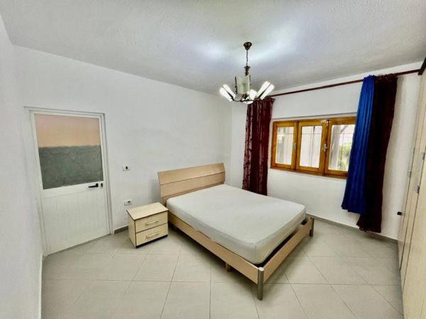 Tirane, jepet me qera Vile 1+1 Kati 1, 65 m² 400 € (Rruga Kavajës, Përball Delijorgjit, Globe)