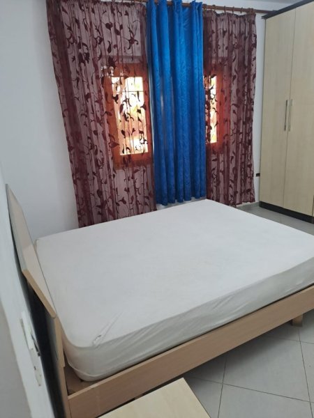 Tirane, jepet me qera Vile 1+1 Kati 1, 65 m² 400 € (Rruga Kavajës, Përball Delijorgjit, Globe)