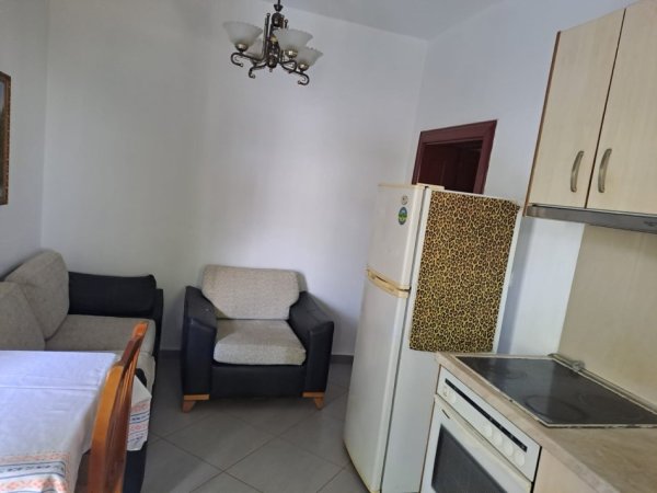 Tirane, jepet me qera Vile 1+1 Kati 1, 65 m² 400 € (Rruga Kavajës, Përball Delijorgjit, Globe)