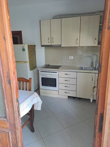 Tirane, jepet me qera Vile 1+1 Kati 1, 65 m² 400 € (Rruga Kavajës, Përball Delijorgjit, Globe)