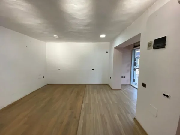 Tirane, jepet me qera ambjent biznesi Kati 0, 38 m² 350 € (Rruga Kongresi i Manastirit, Pediatria)