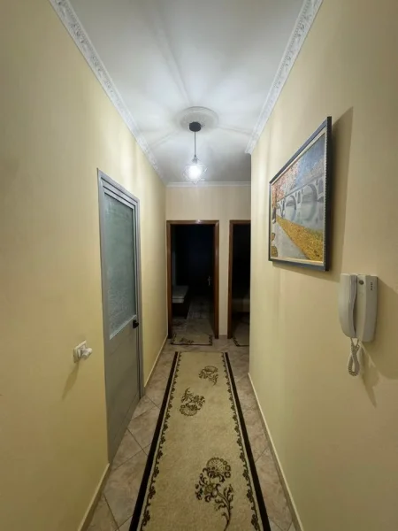 Tirane, jepet me qera apartament 3+1+Ballkon Kati 2, 400 € (thesari, fresk)