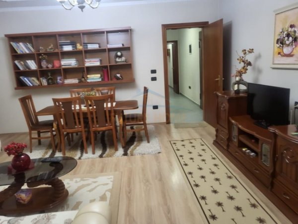 Tirane, jepet me qera apartament 2+1+Ballkon Kati 4, 110 m² 550 € (mine peza)