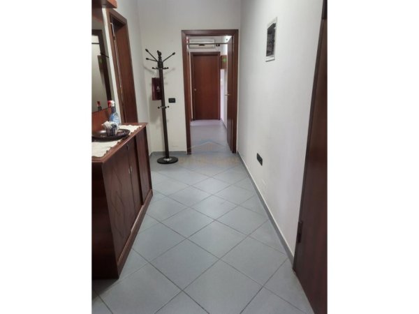 Tirane, jepet me qera apartament 2+1+Ballkon Kati 4, 110 m² 550 € (mine peza)