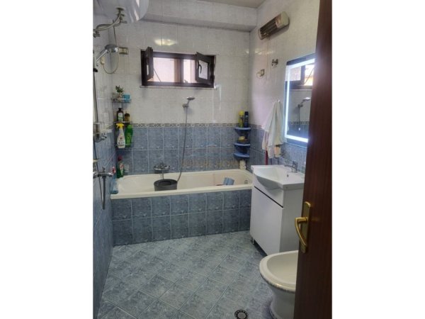Tirane, jepet me qera apartament 2+1+Ballkon Kati 4, 110 m² 550 € (mine peza)