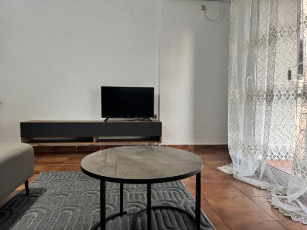 Tirane, jepet me qera apartament 1+1+Ballkon Kati 5, 65 m² 450 € (Laprake, Blloku Gintash)