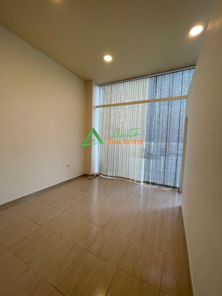 Tirane, jepet me qera zyre Kati 1, 44 m² 550 € (ish Ekspozita)