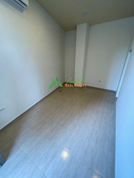 Tirane, jepet me qera zyre Kati 1, 44 m² 550 € (ish Ekspozita)