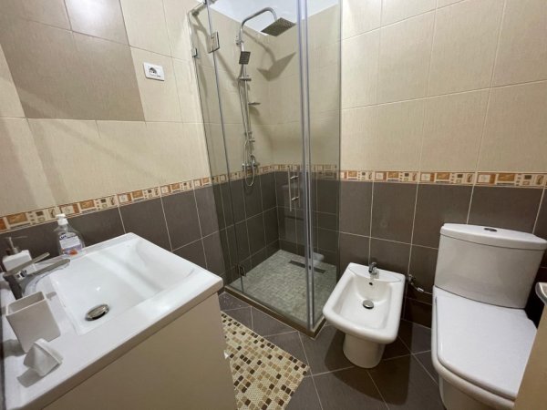 Tirane, jepet me qera apartament 2+1 Kati 2, 100 m² 800 € (Rruga Gramos Pashko)