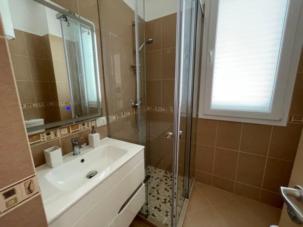 Tirane, jepet me qera apartament 2+1 Kati 2, 100 m² 800 € (Rruga Gramos Pashko)