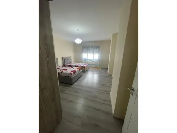 Tirane, jepet me qera apartament 2+1+Aneks+Ballkon Kati 5, 155 m² 1.500 € (qender)