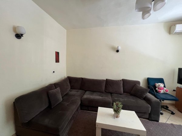 Tirane, jepet me qera apartament 1+1 Kati 1, 65 m² 450 € (Prane Gjimnazit Petronin Luarasi)
