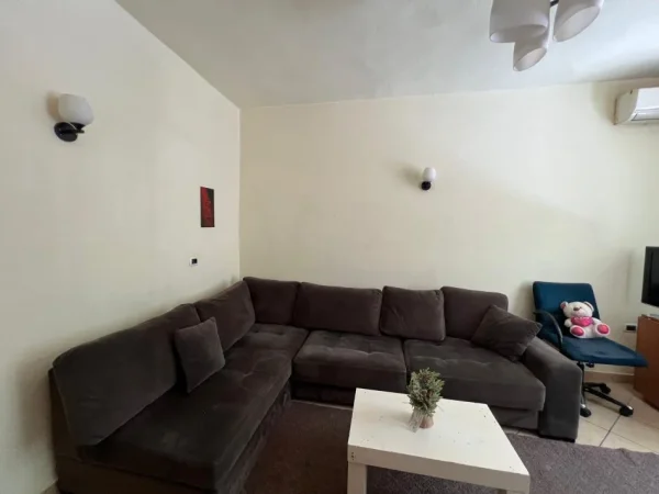 Tirane, jepet me qera apartament 1+1 Kati 1, 65 m² 450 € (Prane Gjimnazit Petronin Luarasi)