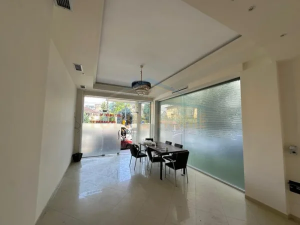 Tirane, jepet me qera ambjent biznesi Kati 0, 50 m² 500 € (shkolla e kuqe)
