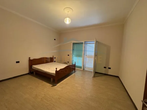 Durres, jepet me qera Vile Kati 3, 384 m² 1.000 € (Kryqit të Kuq, Durrës)
