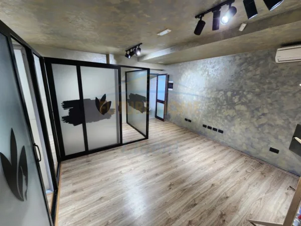 Tirane, jepet me qera dyqan Kati 0, 40 m² 500 € (sheshi willson)