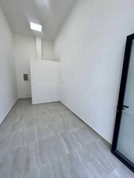 Tirane, jepet me qera dyqan Kati 0, 35 m² 350 € (Kompleksi Olimpik, Komuna e Parisit)