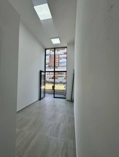 Tirane, jepet me qera dyqan Kati 0, 35 m² 350 € (Kompleksi Olimpik, Komuna e Parisit)