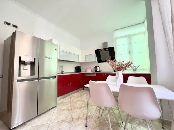 Tirane, jepet me qera apartament duplex 3+1+Aneks+Ballkon Kati 1, 150 m² 1.000 € (Abraham Linkoln)